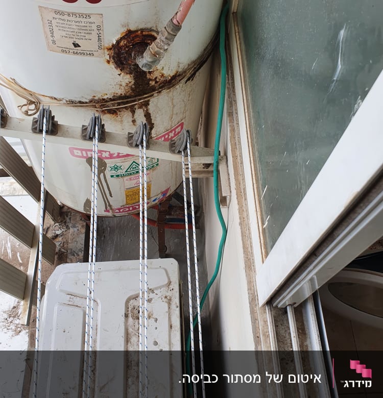 חיבור צינור חלוד לדוד שמש עם סימני חלודה